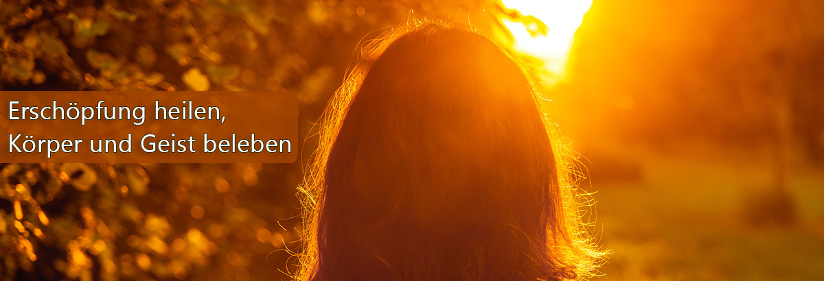 Frau steht in der Natur und sieht in die aufgehende Sonne. Beschriftung: Erschöpfung heilen, Körper und Geist beleben.