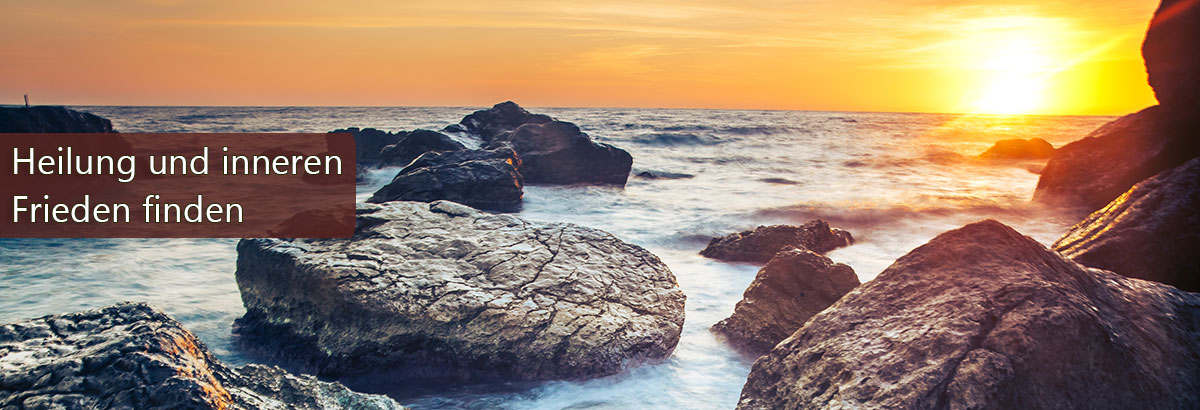 Felsen im Meer bei Sonnenuntergang. Beschriftung: Heilung und inneren Frieden finden.