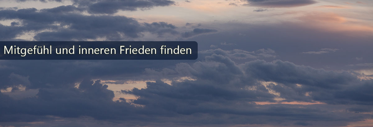 Wolken am Abendhimmel. Beschriftung: Mitgefühl und inneren Frieden finden.