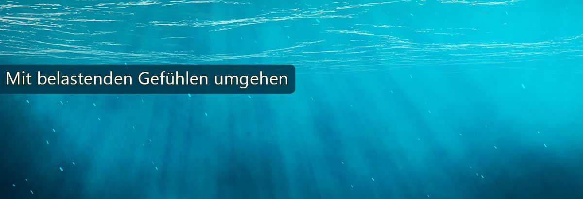 Unter Wasser, Sonnenschein fällt ins Wasser. Beschriftung: Mit belastenden Fegühlen umgehen.