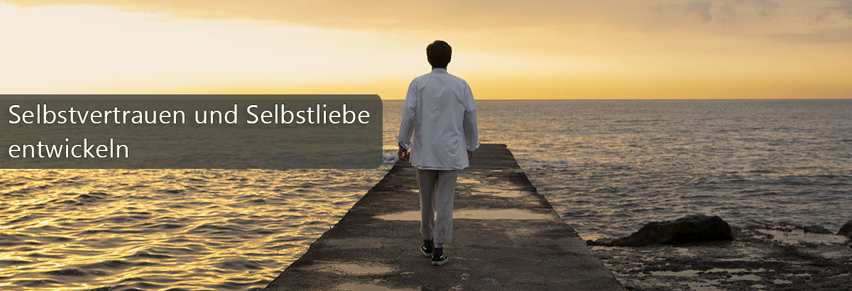 Mann läuft auf Steg ins Meer. Beschriftung: Selbstvertrauen und Selbstliebe entwickeln.