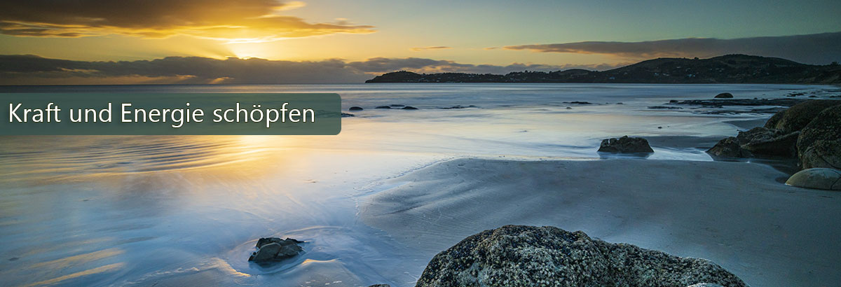 Sonnenuntergang am Meer. Beschriftung: Kraft und Energie schöpfen.