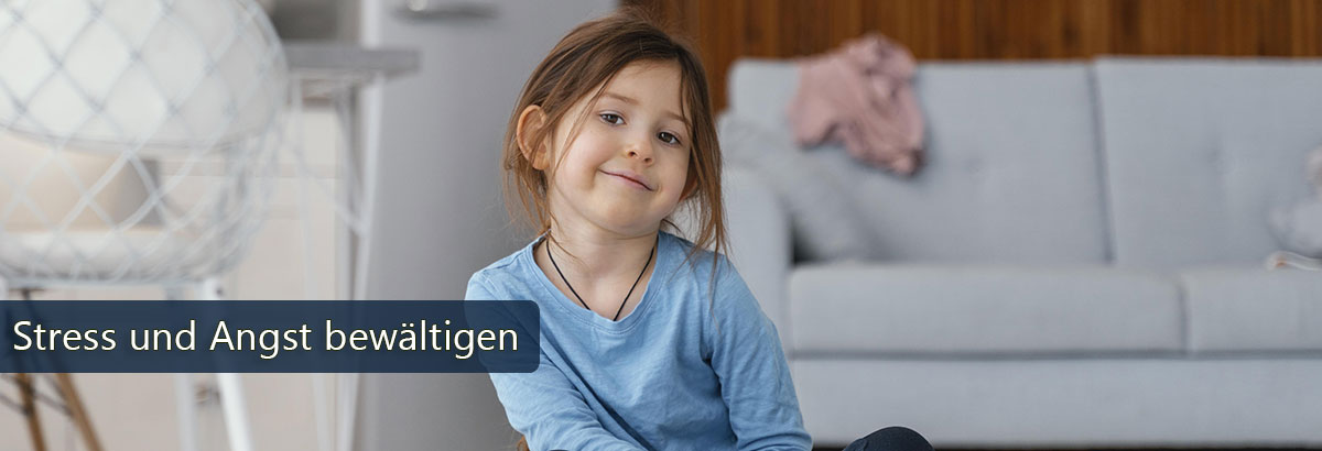 Ein kleines Mädchen sitzt auf dem Boden. Beschriftung: Stress und Angst bewältigen.