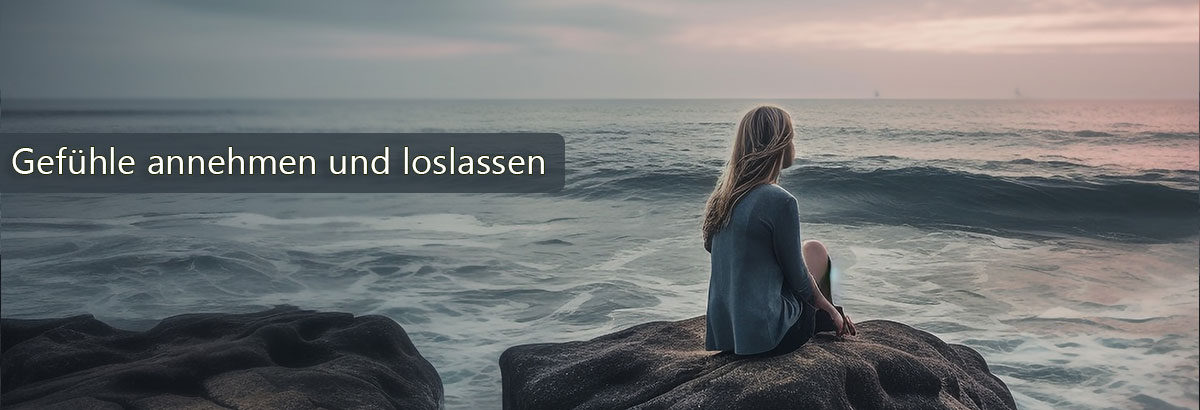 Frau sitzt auf Klippe und schaut auf das Meer. Beschriftung: Gefühle annehmen und loslassen.
