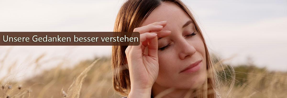 Frau mit geschlossenen Augen auf einem Feld. Beschriftung: Unsere Gedanken besser verstehen.