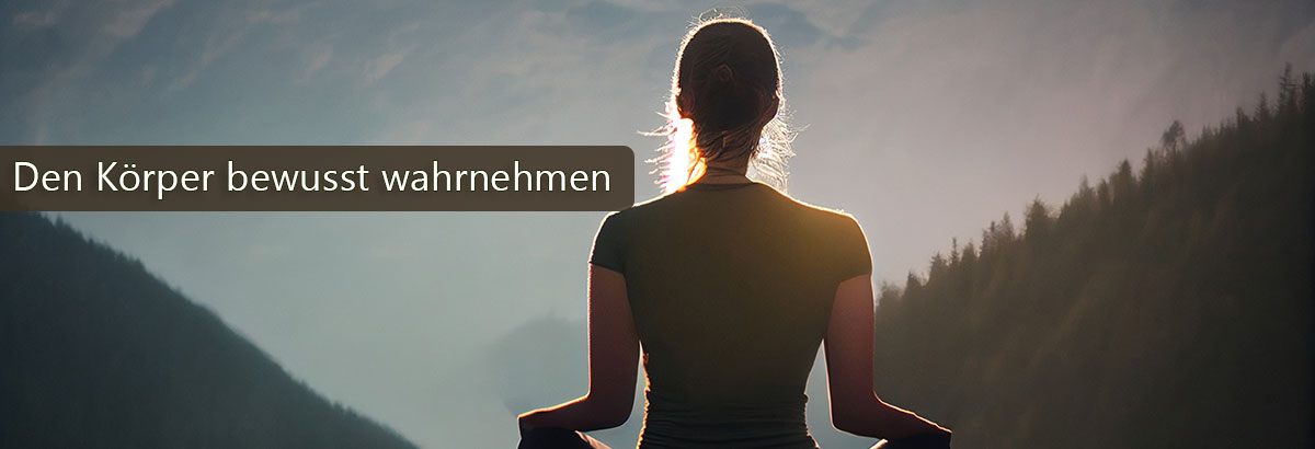 Frau sitzt meditierend auf einem Berg. Beschriftung: Den Körper bewusst wahrnehmen.